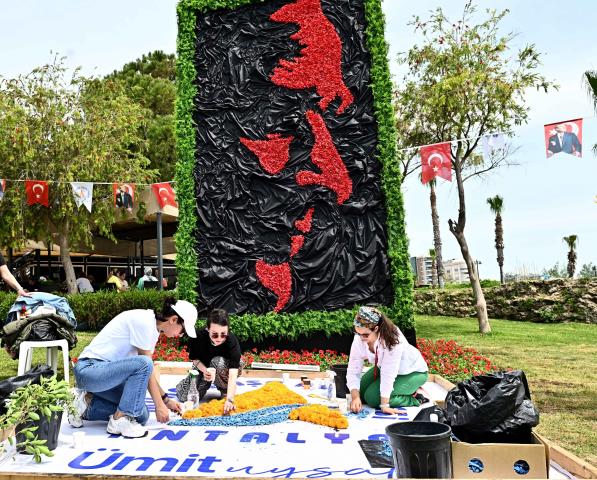 Antalya’da 130 bin çiçekle görsel şov